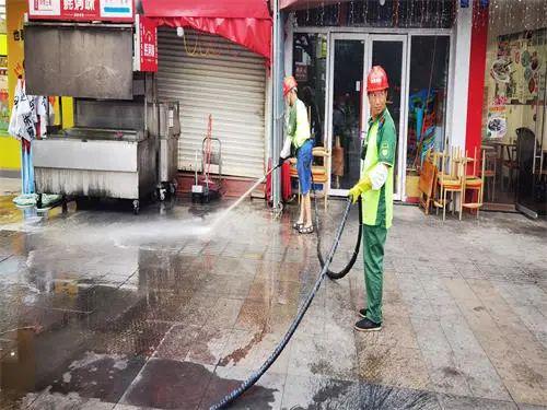 蘆山開展夜市區域油污清洗行動