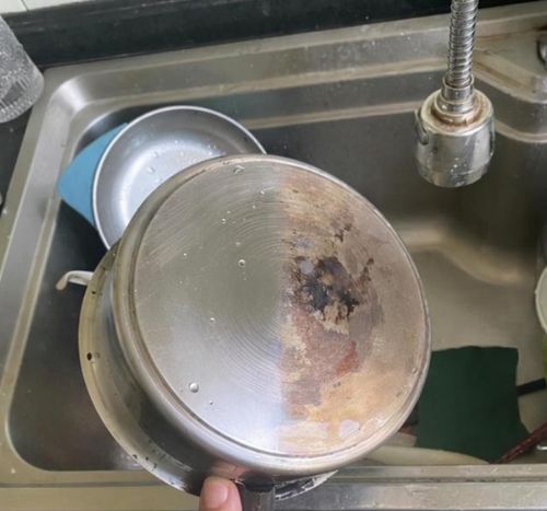 到舅媽家發(fā)現(xiàn),廚房不一定要大 看她這布置,小廚房也能干凈整潔