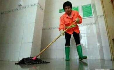 在公共廁所大小便遇到保潔阿姨,你是怎樣排除尷尬?