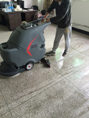 洗地機和掃地機在商場超市醫院工廠車間中的應用